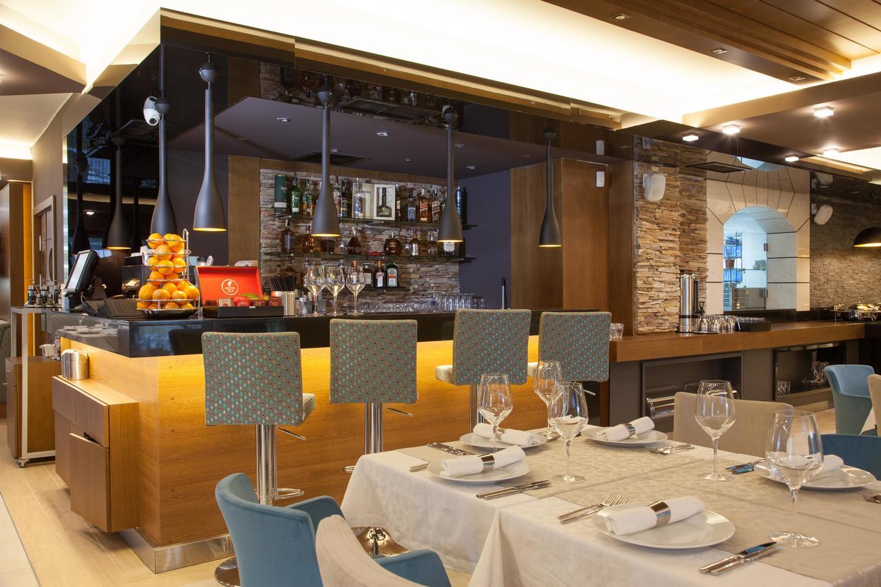 Amira Boutique Hotel Bansko Exterior photo The bar at the restaurant